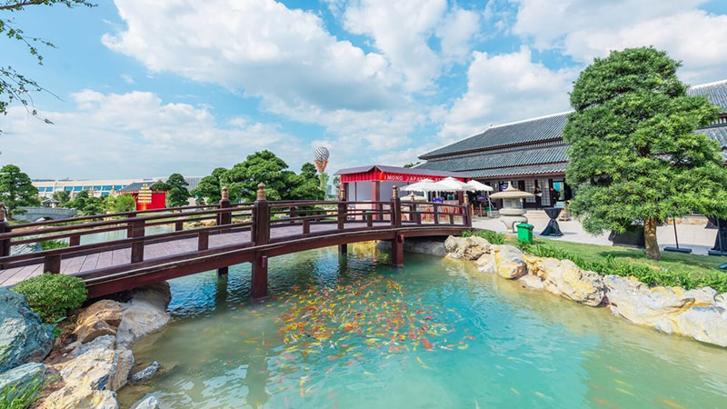 Hồ cá chép đỏ - biểu tượng của đất nước Mặt trời mọc tại vườn Nhật Vinhomes Smart City