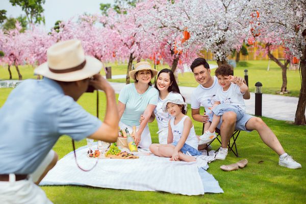 Khu picnic gắn kết gia đình tại vườn Nhật Vinhomes Smart City